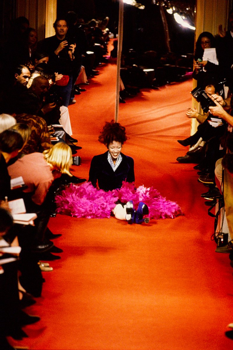 Creativ_Origins's tweet photo. Naomi Campbell takes a tumble in 9 inch platforms at Vivienne Westwood AW 1993

📸: Guy Marineau https://t.co/XMbcZlNCkb