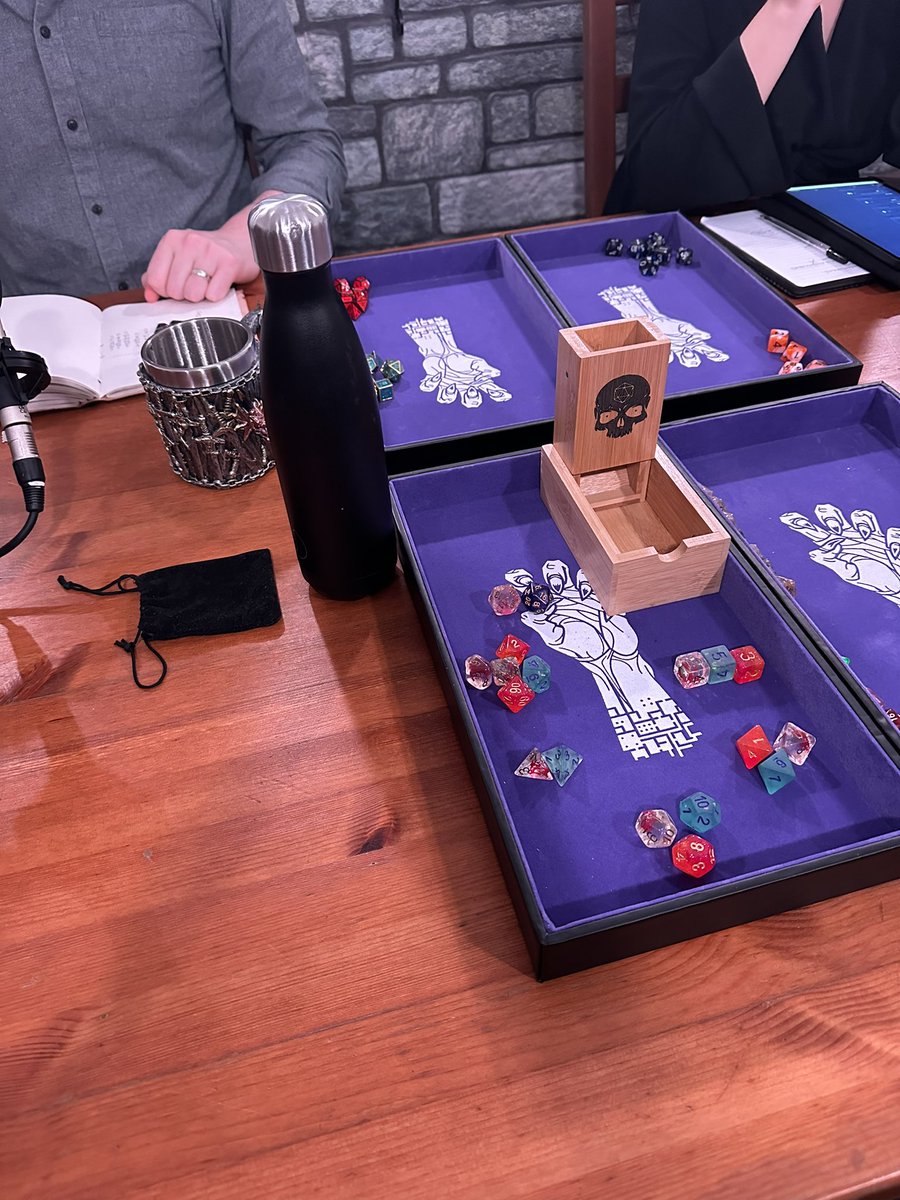 streaming d&amp;d at 7pm with <a href="/The_Die_Cast/">The Die Cast</a> !!

twitch.tv/the_die_cast
