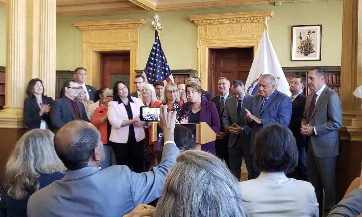 We're excited to have stood alongside @MassGovernor at today's Tax Cut Bill signing ceremony! The unwavering support from Gov. Healey & MA legislative champions of the EITC and the Child & Family Tax Credit will make a world of difference for low-income families. #mapoli