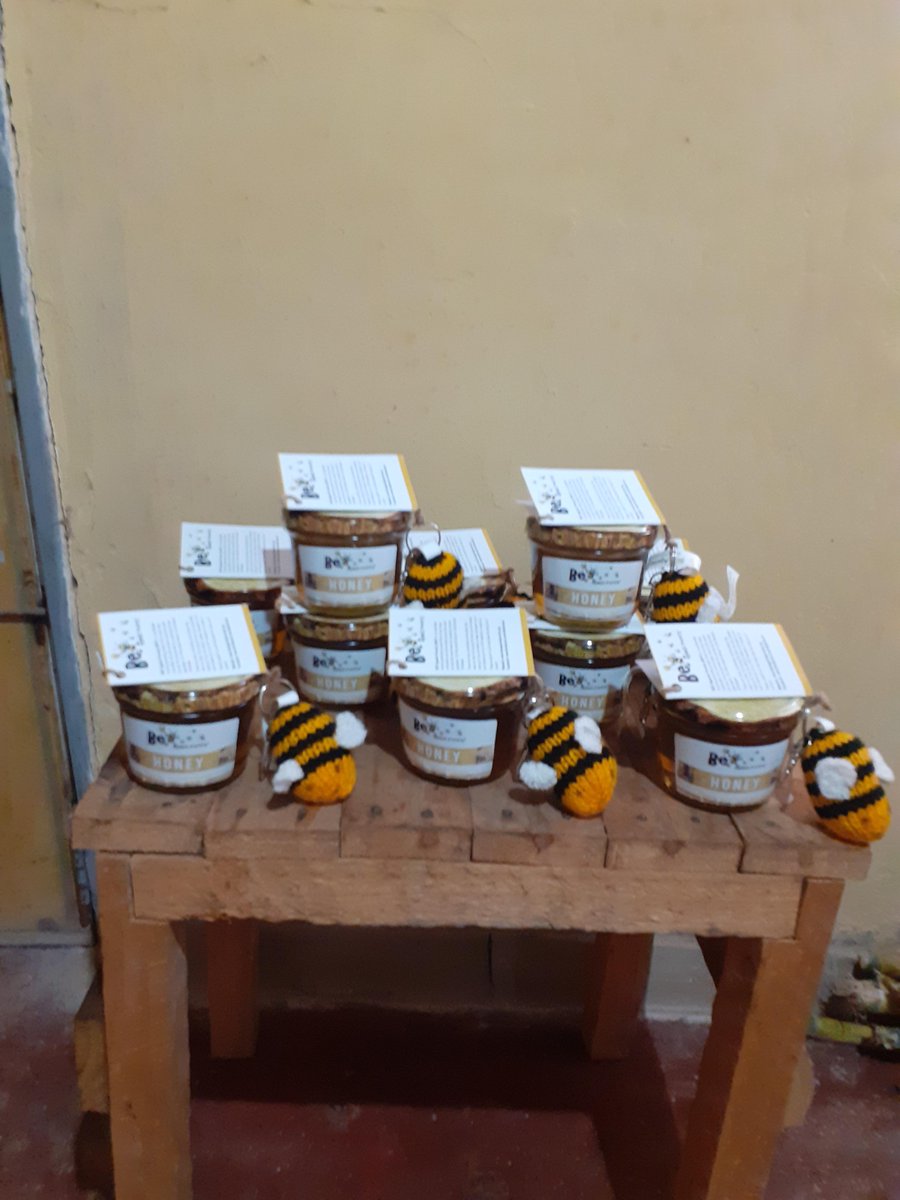 ratidzo_trust's tweet photo. Beautiful Sanyati natural honey, straight from our hives. We train others in bee-keeping and help set up their apiaries. Helping to change lives!
#SanyatiHoney #NaturalHoney #BeeKeeping #Apiaries #BeekeepingTraining #ChangingLives #Beekeepers #ratidzoland #beeagainstpoverty https://t.co/VGXqpUTHrn