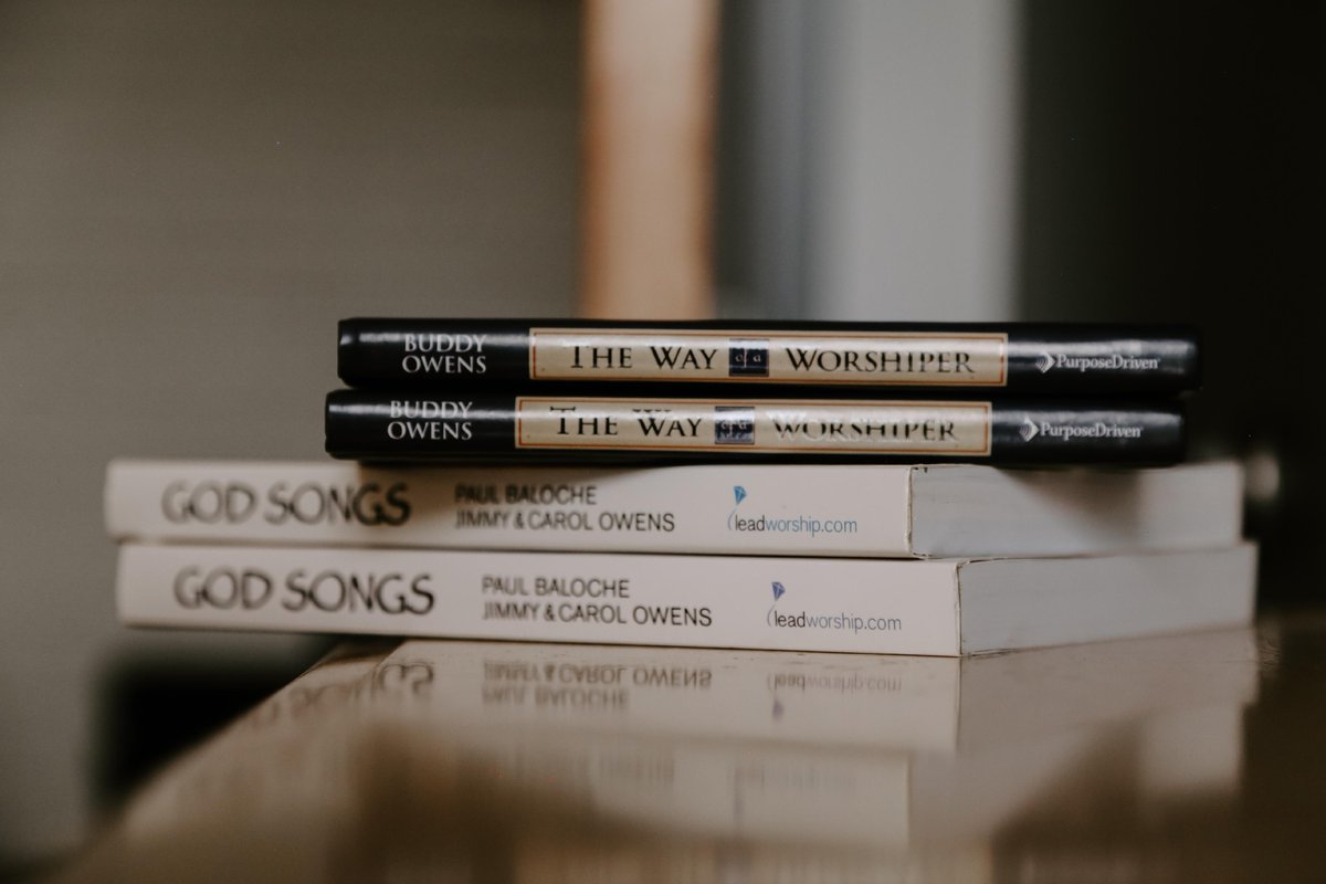 OESchool's tweet photo. Here at Ocean's Edge, we offer multiple tracks. One of them is a Singer/ Songwriter track! In this track, you are stretched and challenged to venture into various genres and expand your vocabulary as a songwriter! 

#OE18 #oceansedgecommunity #calvarychapel #southflorida #cert... https://t.co/az1y8zdTMM
