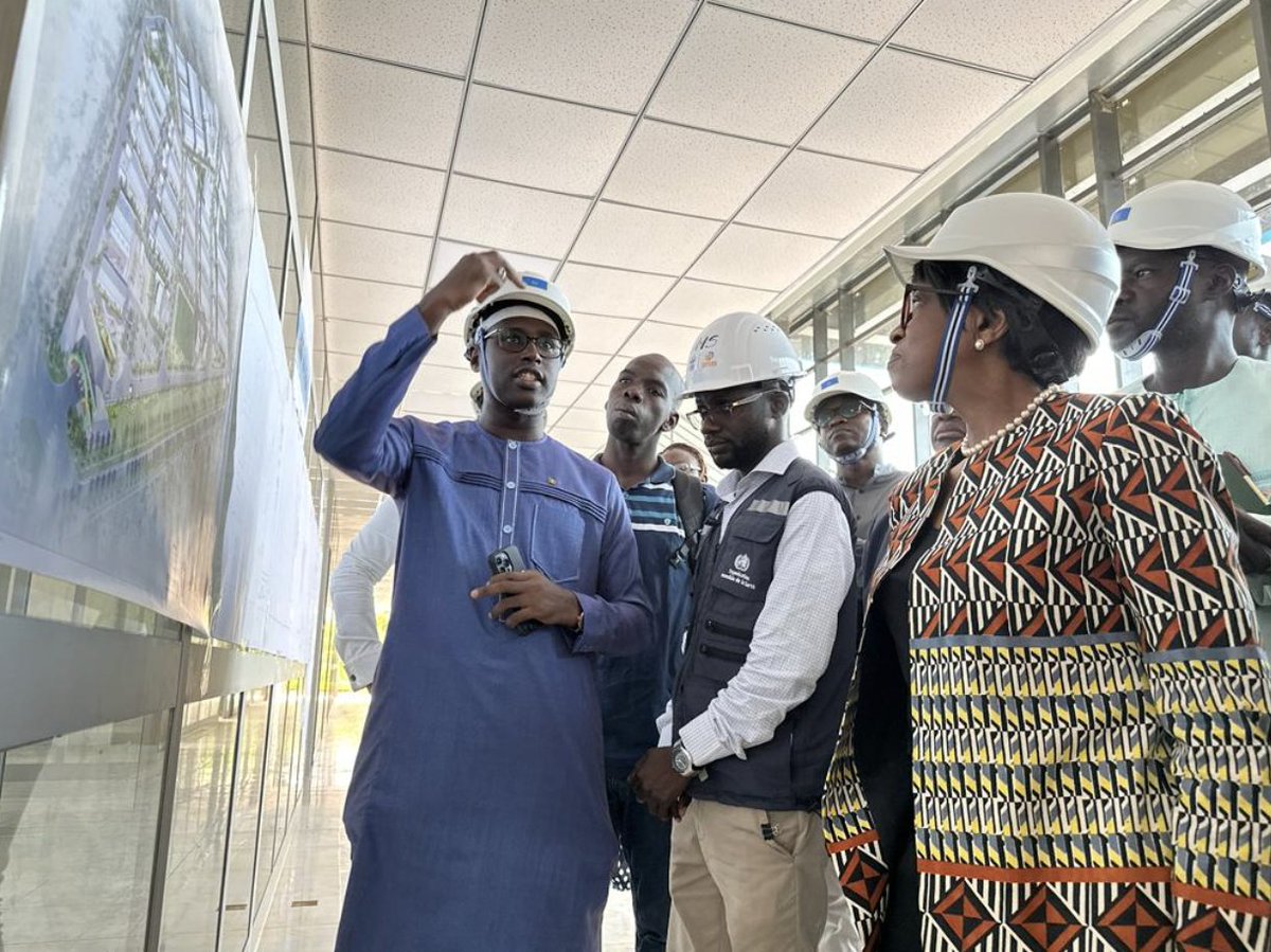 MoetiTshidi's tweet photo. Je me réjouis de ma visite au hub de gestion des urgences à #Dakar, et du partenariat fructueux avec le gouvernement du Sénégal que je remercie. Ce centre est crucial pour renforcer la préparation &amp; la réponse aux urgences dans la Région tout en renforçant les systèmes de santé. https://t.co/tBdXZvAFKu