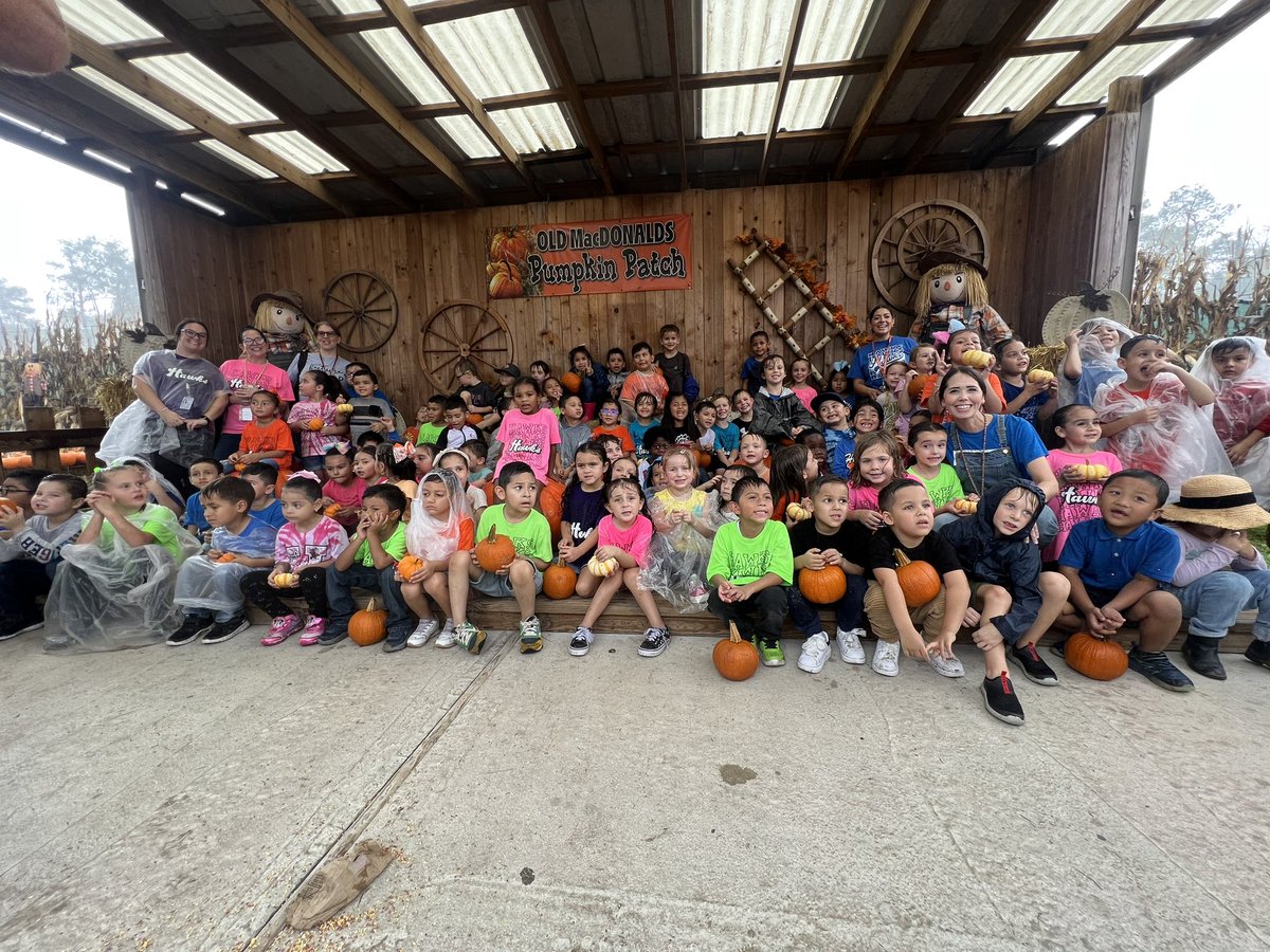 serranoatschool's tweet photo. May look like chaos to you, but we call it a successful field trip in Kindergarten! 😂🧡💙 #LPLegacy #heritagehawks #kindergarten #StartaRipple (but not without rainboots) https://t.co/hQdKTCPLlK