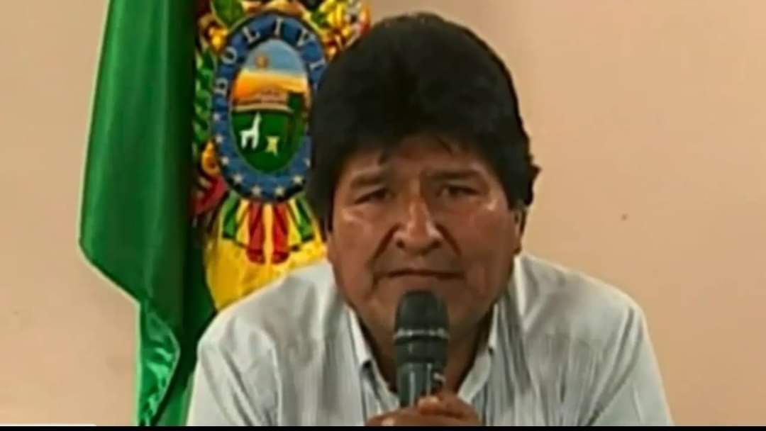 LuisFerCamachoV's tweet photo. La pelea entre Arce y Evo no es una crisis que tenga que ver con principios democráticos. Es una lucha entre dos bandos igual de antidemocráticos. 

Es una disputa para afianzarse en el poder y seguir dañando a Bolivia con un modelo económico que ya fracasó y que está llevando al país a una fuerte crisis. No hay un bando más o menos democrático que el otro. Son dos personajes que gobernaron juntos, dilapidaron los 15 mil millones de dólares de reservas juntos. Juntos permitieron que los carteles internacionales de narcotráfico se instalen en Bolivia. Juntos asaltaron las arcas del Estado e inventaron falsos procesos contra la oposición y encarcelaron a sus líderes. 

Juntos pisotearon el voto popular del 21F. Juntos fueron a la reelección irregular de 2019. Y estuvieron juntos en el monumental fraude de 2019, uno como presidente y el otro como ministro.