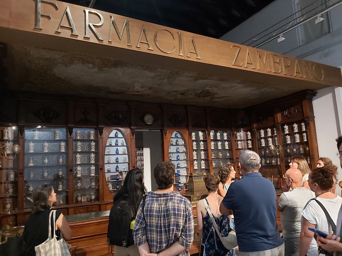 angelportoles's tweet photo. Qué buena visita con @IsabelRuedaC y conocer la Universidad con joyas como la historia de la #FarmaciaZambrano #Granada y cómo ha llegado al Rectorado de @CanalUGR #PREP4 #edpatrimonial #comunidadesciep https://t.co/ht1OM74YOh