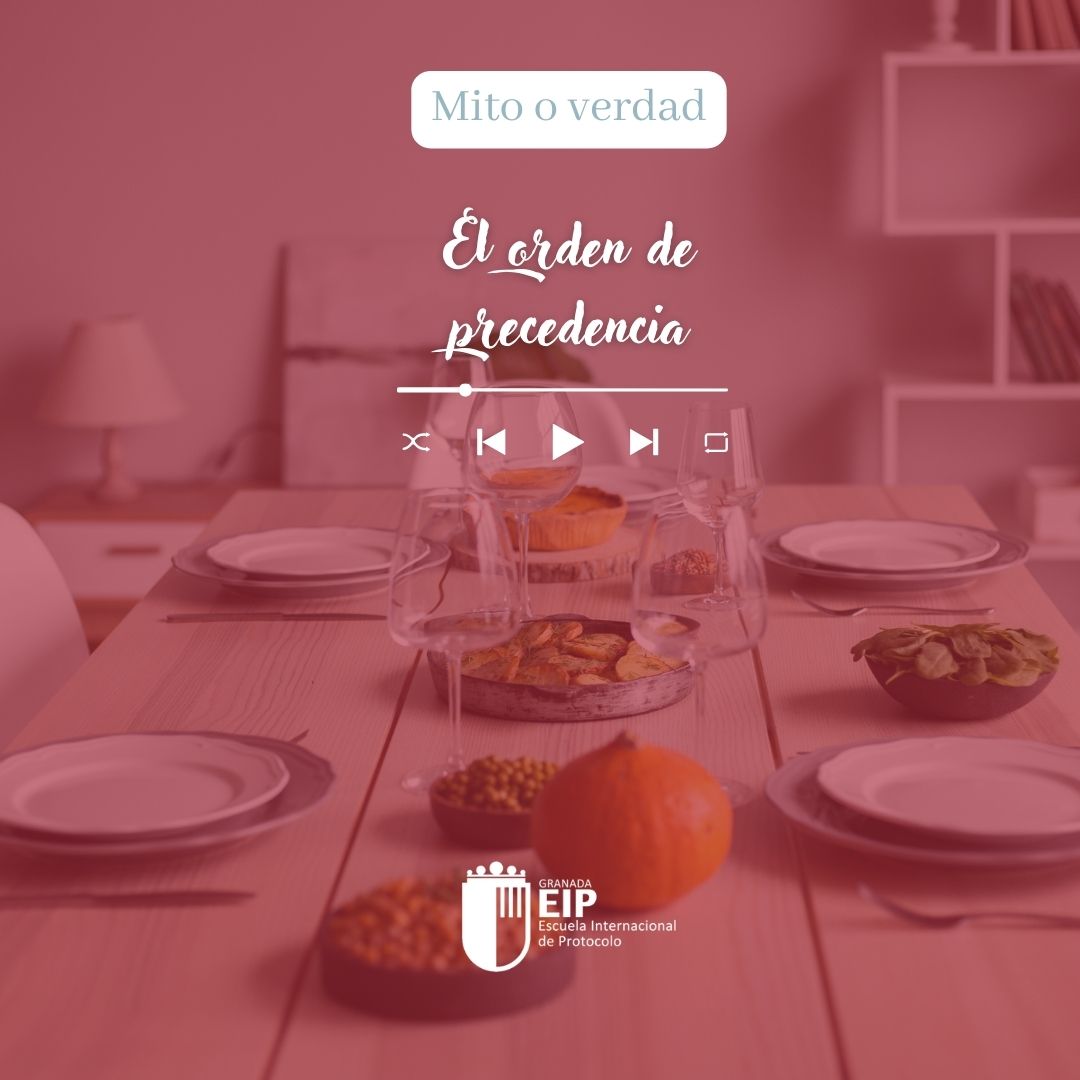 El orden de precedencia

📌 Mito: El anfitrión siempre debe sentarse al centro de la mesa principal.
📌 Verdad: En muchos eventos, el anfitrión se sienta al lado derecho o izquierdo del invitado de honor, dependiendo de las normas de protocolo locales. 

📌 #MitosDeProtocolo