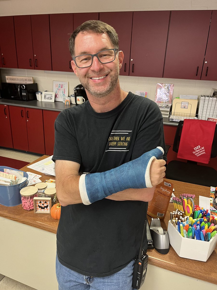 Salemave's tweet photo. The 1323 class with the best attendance was…….Mrs. Sweeney’s class! They enjoyed signing Mr. Garner’s cast! #beheretogetthere 🎓@wcpsmd https://t.co/x6hS1emYeJ