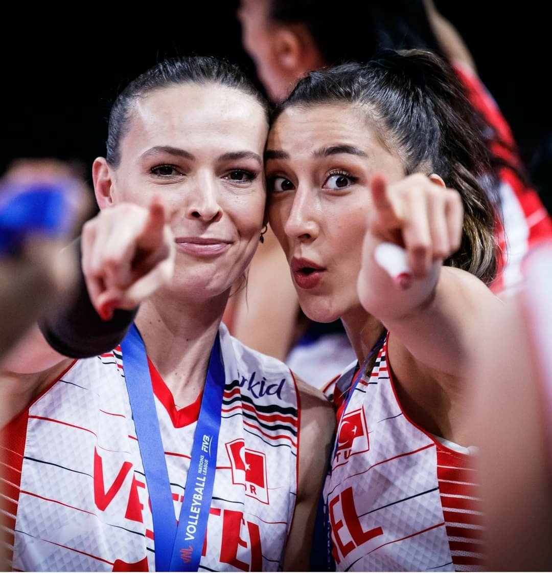 Dünya Sıralaması

1) Türkiye 386
2) ABD 361
3) Brezilya 355
4) Sırbistan 353
5) İtalya 349
6) Çin 336

Dünyada toplam 208 ülke var !..
Bu kızların yükseldiği noktayı görebiliyor musunuz ?
Bırakın aleyhlerinde söz söylemeyi ;
Atatürk'ün kızlarının kanunla korunması lazım🇹🇷🇹🇷