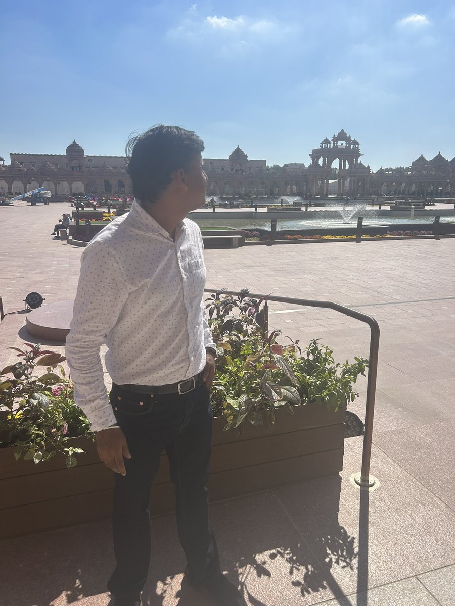 upadhyayabhii's tweet photo. सनातन यहाँ है।

सनातन के संदेश के नाम समर्पित किया गया अमेरिका का सबसे बड़ा और दुनिया का दूसरा सबसे विराट हिंदू मंदिर।

हिंदुत्व यहाँ है।

अमेरिका के न्यू-जर्सी में बने इस अक्षरधाम मंदिर की भव्यता अतुलनीय है।

185 एकड़ की ज़मीन पर फैला।

548 पत्थर के खंभे, 548 स्टोन बीम।

10000 मूर्तियाँ।

पत्थरों पर उकेरे गये 151 भारतीय वाद्ययंत्र, भरत नाट्यम की 108 मुद्राएँ।

9 विराट महामंडपम,  235 महामंडपम।

2485 फीट लंबा परिक्रमा पथ।

उत्तरी अमेरिका के कोने कोने से जुटे 12500 वॉलंटियर्स ने 8 साल दिन रात एक करके इसे तैयार किया।

हज़ारों साल अमेरिका की ज़मीन पर तक सनातन और हिंदुत्व की अलख जगाता रहेगा ये अक्षरधाम।

मैं इस इतिहास के महान शिखर को चमत्कृत आँखों से देख रहा हूँ। इस महान समय का साक्षी हूँ। 

अमेरिका की जिस भूमि से स्वामी विवेकानंद की ओजस्वी वाणी से प्रवाहित हिंदुत्व की सरिता ने समूचे विश्व को आलिंगनबद्ध कर लिया था,

एक बार फिर से उसी ज़मीन से हिंदुत्व और सनातन का प्रखर उद्घोष अपनी उसी अदम्य जिजीविषा के साथ दिग-दिगंत में गूंज रहा है।

जो सनातन है, वही शाश्वत है। भला शाश्वत को कौन रोक सका है!!