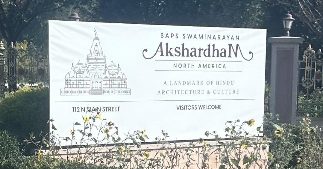 upadhyayabhii's tweet photo. सनातन यहाँ है।

सनातन के संदेश के नाम समर्पित किया गया अमेरिका का सबसे बड़ा और दुनिया का दूसरा सबसे विराट हिंदू मंदिर।

हिंदुत्व यहाँ है।

अमेरिका के न्यू-जर्सी में बने इस अक्षरधाम मंदिर की भव्यता अतुलनीय है।

185 एकड़ की ज़मीन पर फैला।

548 पत्थर के खंभे, 548 स्टोन बीम।

10000 मूर्तियाँ।

पत्थरों पर उकेरे गये 151 भारतीय वाद्ययंत्र, भरत नाट्यम की 108 मुद्राएँ।

9 विराट महामंडपम,  235 महामंडपम।

2485 फीट लंबा परिक्रमा पथ।

उत्तरी अमेरिका के कोने कोने से जुटे 12500 वॉलंटियर्स ने 8 साल दिन रात एक करके इसे तैयार किया।

हज़ारों साल अमेरिका की ज़मीन पर तक सनातन और हिंदुत्व की अलख जगाता रहेगा ये अक्षरधाम।

मैं इस इतिहास के महान शिखर को चमत्कृत आँखों से देख रहा हूँ। इस महान समय का साक्षी हूँ। 

अमेरिका की जिस भूमि से स्वामी विवेकानंद की ओजस्वी वाणी से प्रवाहित हिंदुत्व की सरिता ने समूचे विश्व को आलिंगनबद्ध कर लिया था,

एक बार फिर से उसी ज़मीन से हिंदुत्व और सनातन का प्रखर उद्घोष अपनी उसी अदम्य जिजीविषा के साथ दिग-दिगंत में गूंज रहा है।

जो सनातन है, वही शाश्वत है। भला शाश्वत को कौन रोक सका है!!