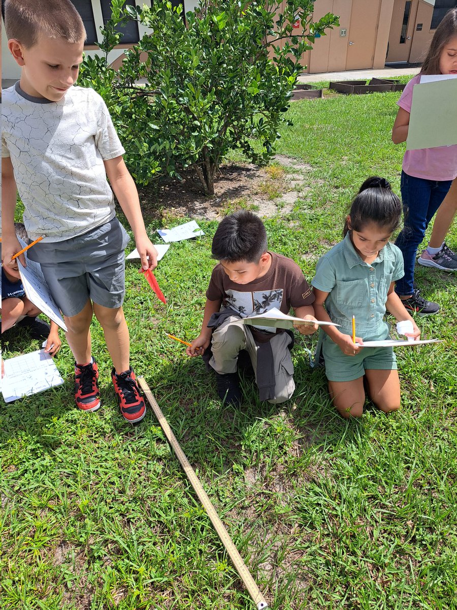 lundy_liz's tweet image. We had a &quot;windy&quot; adventure today as we explored wind in science. We dropped objects to see how far the wind would carry them. @McInnis_VCS #vcsscientists