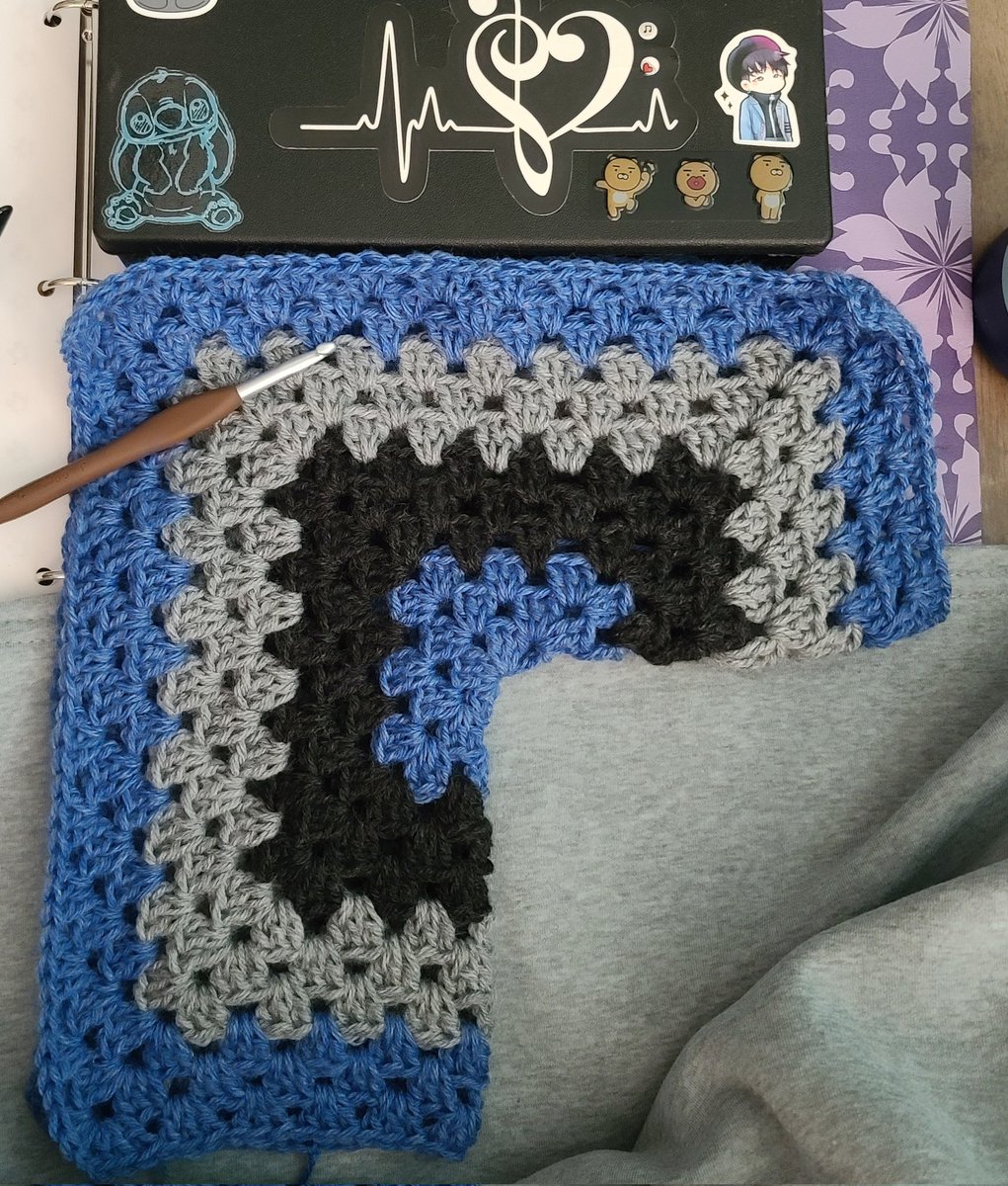 LoriL0vesMusic's tweet photo. New wip. #crochet #Cloverhooks #grannycardigan @LionBrandYarn https://t.co/7FqZjfeT62