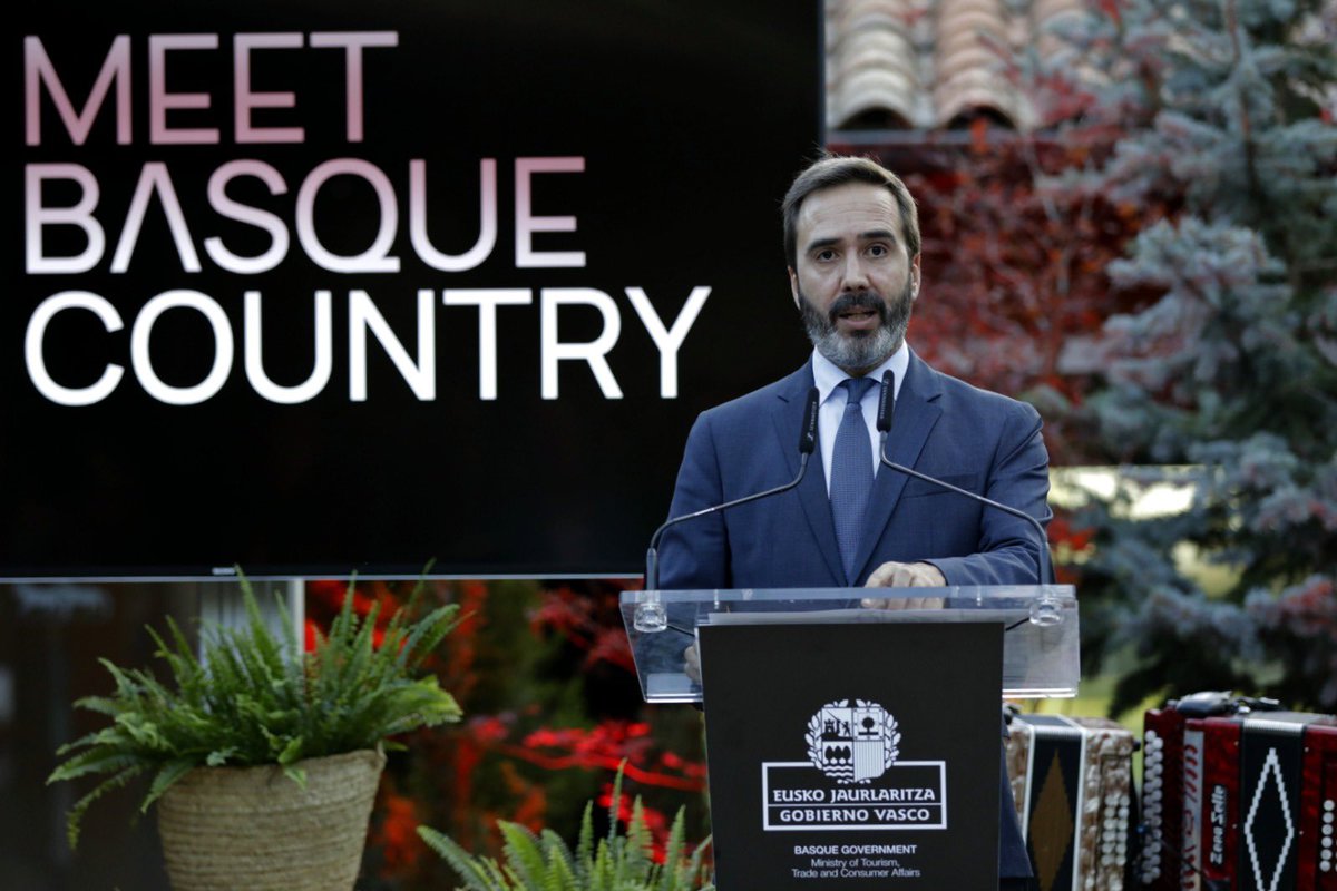 JHurtadoGV's tweet photo. Hoy es la segunda jornada del #MeetBasqueCountry! Nuestros invitados internacionales exploran #Álava #VitoriaGasteizy su tradición turística y la riqueza vinícola de @RiojaAlavesa. La #gastronomía y los vinos de Euskadi son razones irresistibles para visitarnos🍷🍽️✨" #Turismo https://t.co/VIdiHeHh6v