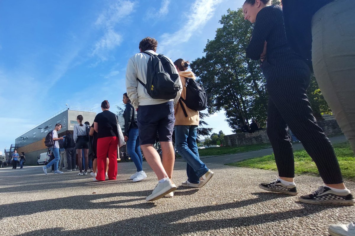 Rennes24's tweet photo. 🟣 "Si elle n'était pas là, je ne mangerais pas." Le syndicat #étudiant @UnionPirate a organisé, mercredi 4 octobre 2023, sa première #distributionalimentaire de l'année sur le campus Villejean de l'Université #Rennes2➡️ https://t.co/Pke07UPN3b via @Rennes24 https://t.co/v1MiYXMzvo
