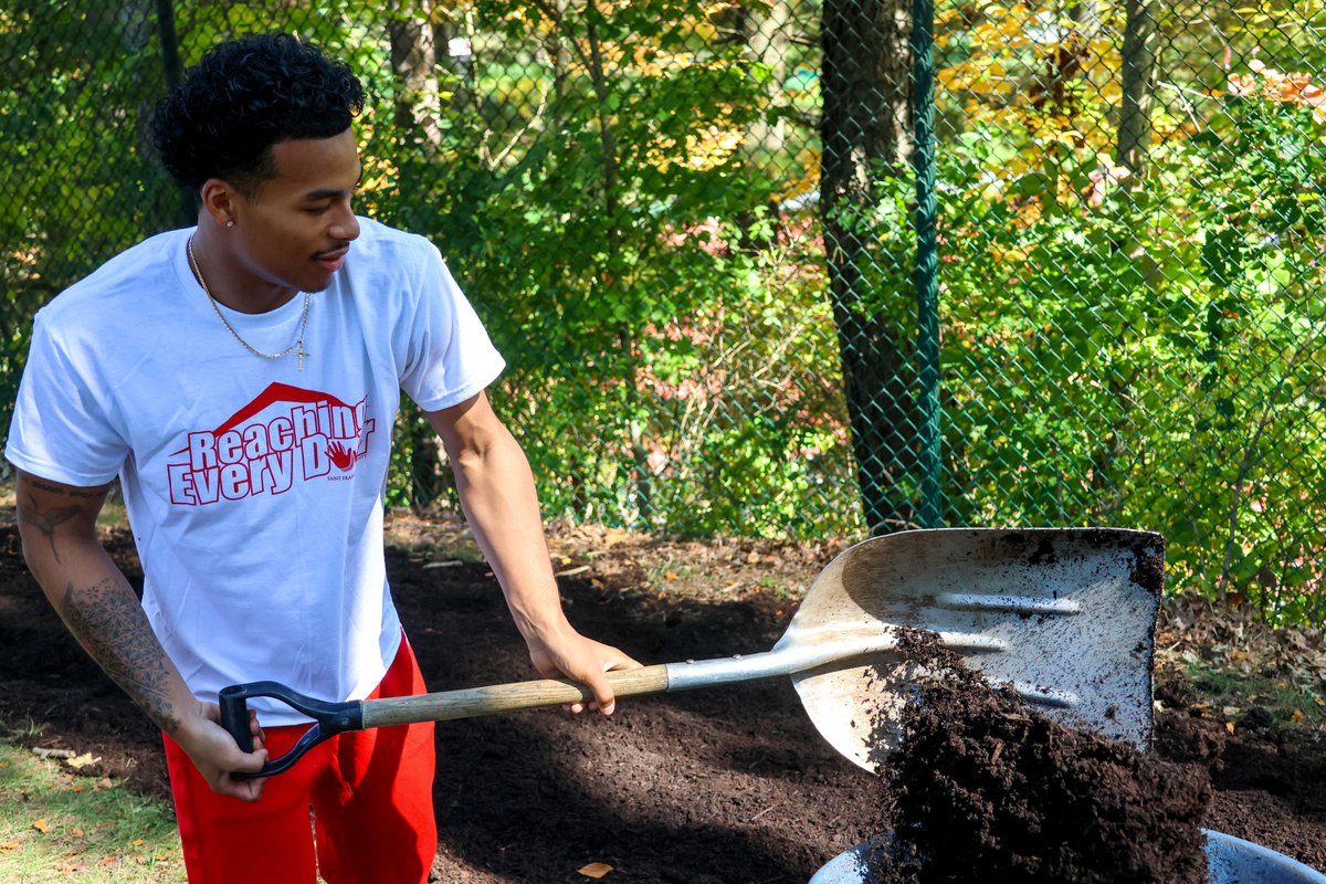 SaintFrancisPA's tweet photo. Our students were hard at work yesterday during R.E.D. (Reaching Every Door) Day! R.E.D. is an annual day of service in which our students go into local communities to give back and show appreciation for their support by giving their time and talents. #RedFlashProud ⚡️🔴 https://t.co/E6cPXTHfAc