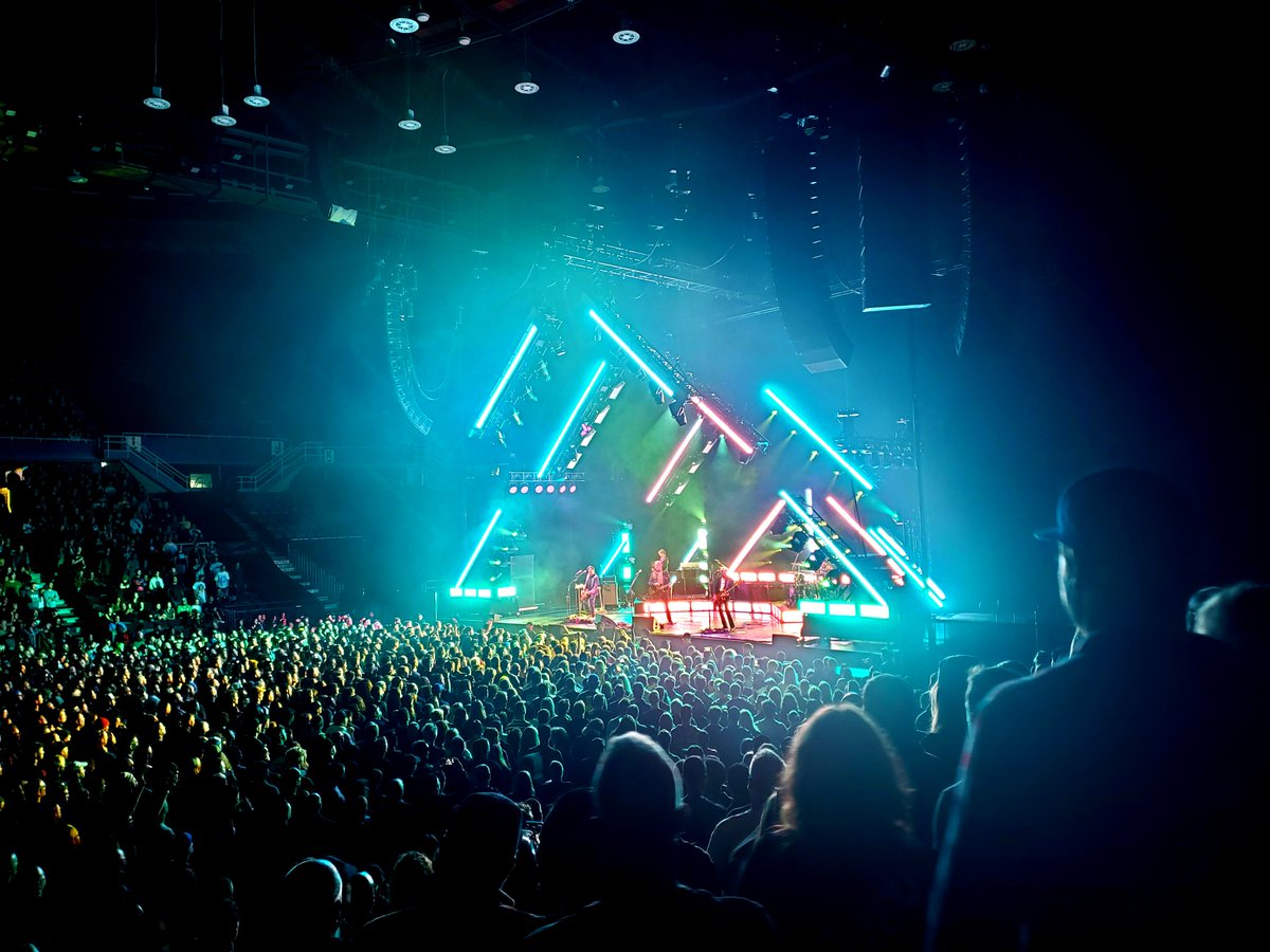 RR7349's tweet photo. Started out in a line to see @babymetal (which would have been cool too) but thankfully found my spot and Queens kicked ass once again. Better Living and God is in the Radio. Show #7 for me, thank you @qotsa !  @QOTSAarchive @qotsacollector https://t.co/rfu79fw4cJ