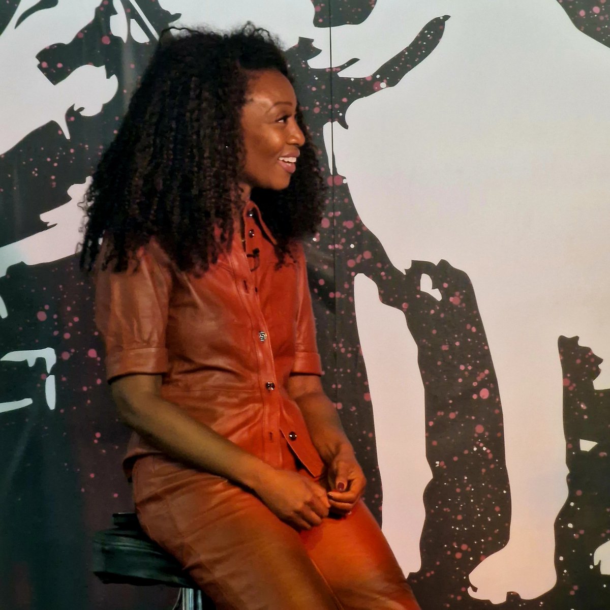 Massive thanks <a href="/Beverleyknight/">Beverley Knight💙</a> and <a href="/hmvVault/">hmv Vault</a> for the wonderful Album signing today. Beverley you were so kind &amp; sweet to devote so much time to each person. The album is amazing. I am so glad to hear it's doing so well. See you soon on tour! #BeverleyKnight #TheFifthChapter #HMV