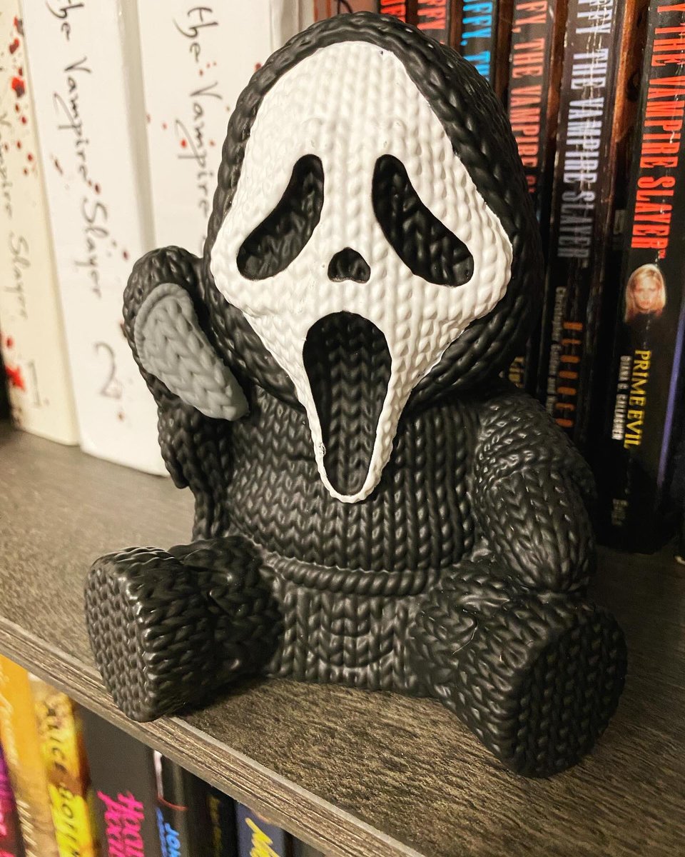 “What’s your favorite scary movie?”

Thank you @hmadebrobots for my Ghostface 2.0🥰I’m obsessed 🤩 I’m sooo happy right now!!

#Ghostface #Scream #handmadebyrobots #collector