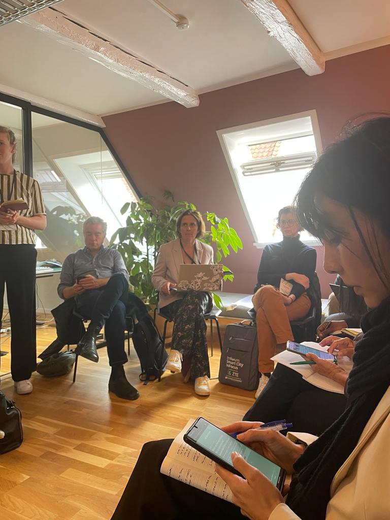 arantzazulab's tweet photo. 💬Gure laborategi eredua aurkeztu eta 'Demokrazia Laborategiei' buruzko saioa eskaini dugu, BureauBurgerBeraad|ekin batera:
🟢Zein da eredu jasangarria eta egokiena eragiteko?
🟢Nola eraiki laborategi-sareak inpaktuzko aldaketa demokratikoa mundu mailan egiteko?
#DRDConference23 https://t.co/QR8UcdPvrh