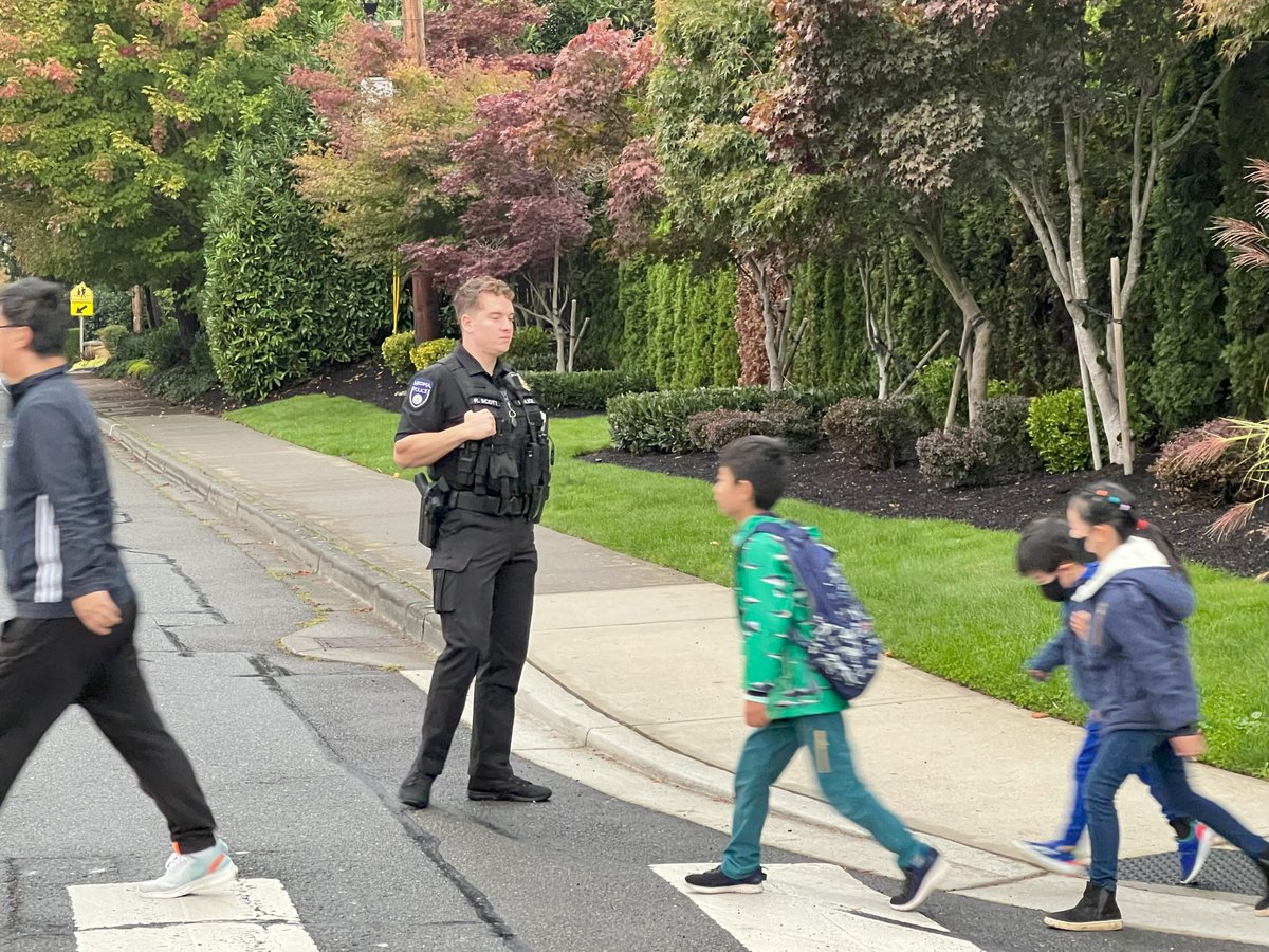 MedinaPoliceWA's tweet photo. We had a great time walking with the kids from Medina Elementary School this morning on their annual walk to school event! Thanks for the invite! https://t.co/tlahbd4LRh