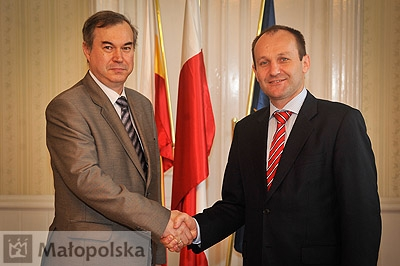 DorotaKania2's tweet photo. Poznajecie? Tak, to Marek Sowa obecnie poseł PO - na zdjęciu jako marszałek małopolski z konsulem Federacji Rosyjskiej w Krakowie Wiktorem Kolesnikowem. Rok 2011, nawiązanie współpracy. https://t.co/VGHENNvqtv