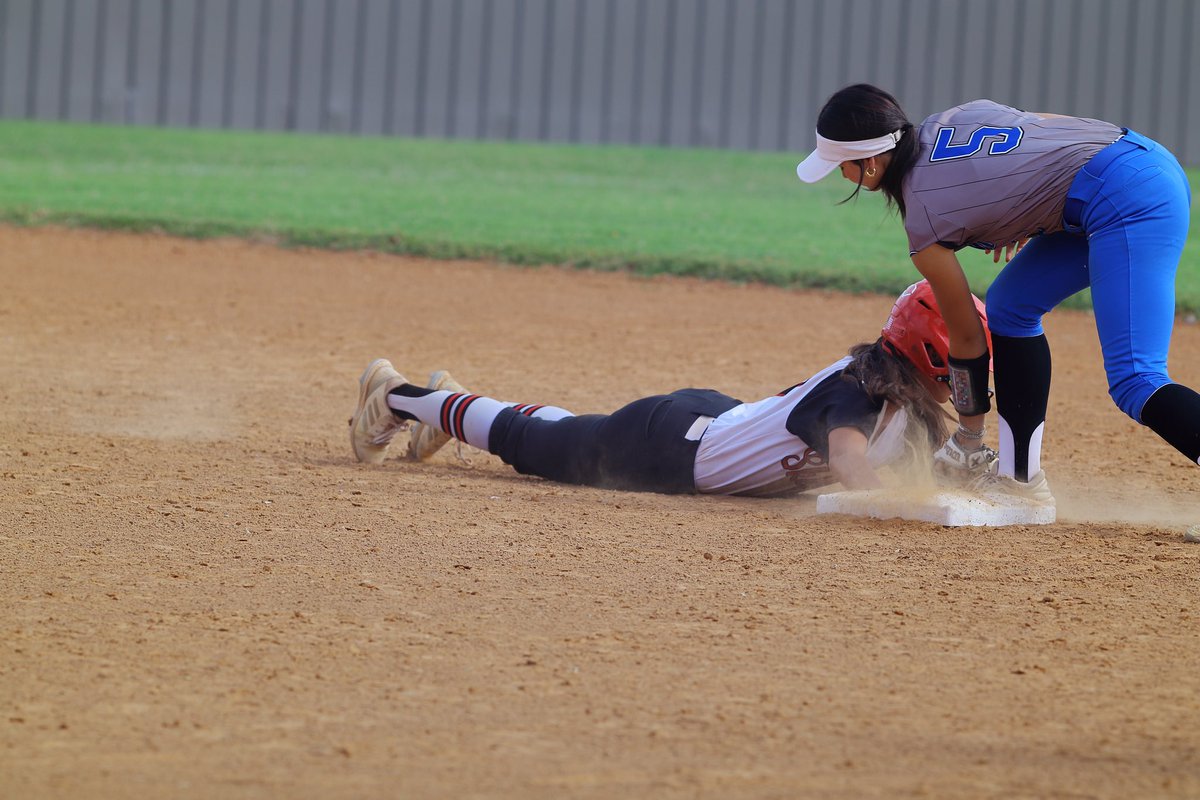 BrynleeFrame's tweet photo. So thankful for the memories and friendships these last 4 years have given me. Skiatook Softball will always have a special place in my heart!!❤️🖤 https://t.co/7Vt0IaH0tk