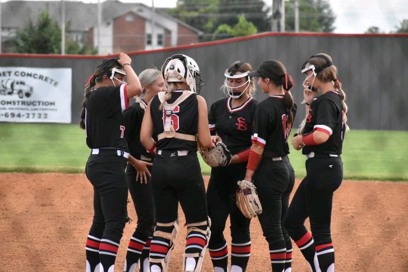 BrynleeFrame's tweet photo. So thankful for the memories and friendships these last 4 years have given me. Skiatook Softball will always have a special place in my heart!!❤️🖤 https://t.co/7Vt0IaH0tk