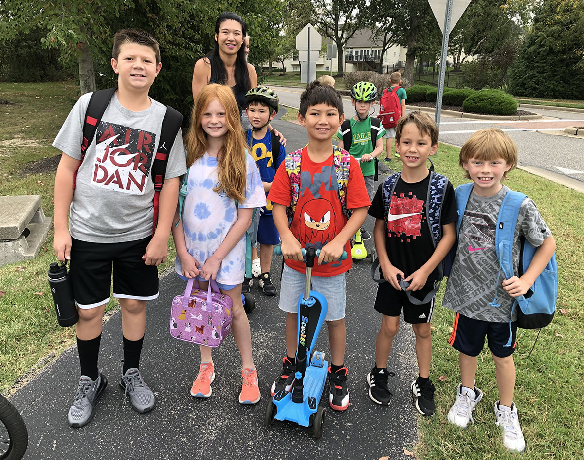 This morning, students, teachers and families across @rockwoodschools participated in Walk & Roll to School Day. The event is a celebration highlighting the importance of safe and active travel. Here was the scene in and around @FairwayElem! #FocusOnSafety 🚶🚲🛑