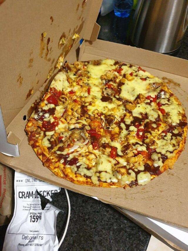 MathFreelancer's tweet image. So today I ordered a large Pizza (about 40cm in diameter). After a while the waiter brought two small 20cm-pizzas and said, the larger pizza was not available and she is giving me two small pizzas instead. Ati its one and the same. I requested her to call the owner. 1/3