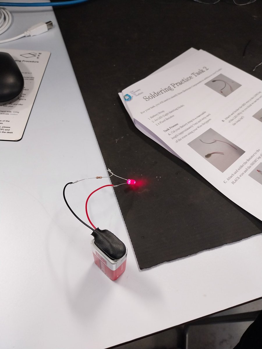 ElectronicsJon's tweet photo. Great turnout for the first #DiamondWednesdayTUOS session of the year!
Keep practicing those Soldering skills π
@TUoSEEE @ShefACSE @SheffUniEng https://t.co/THpwgCtCHs