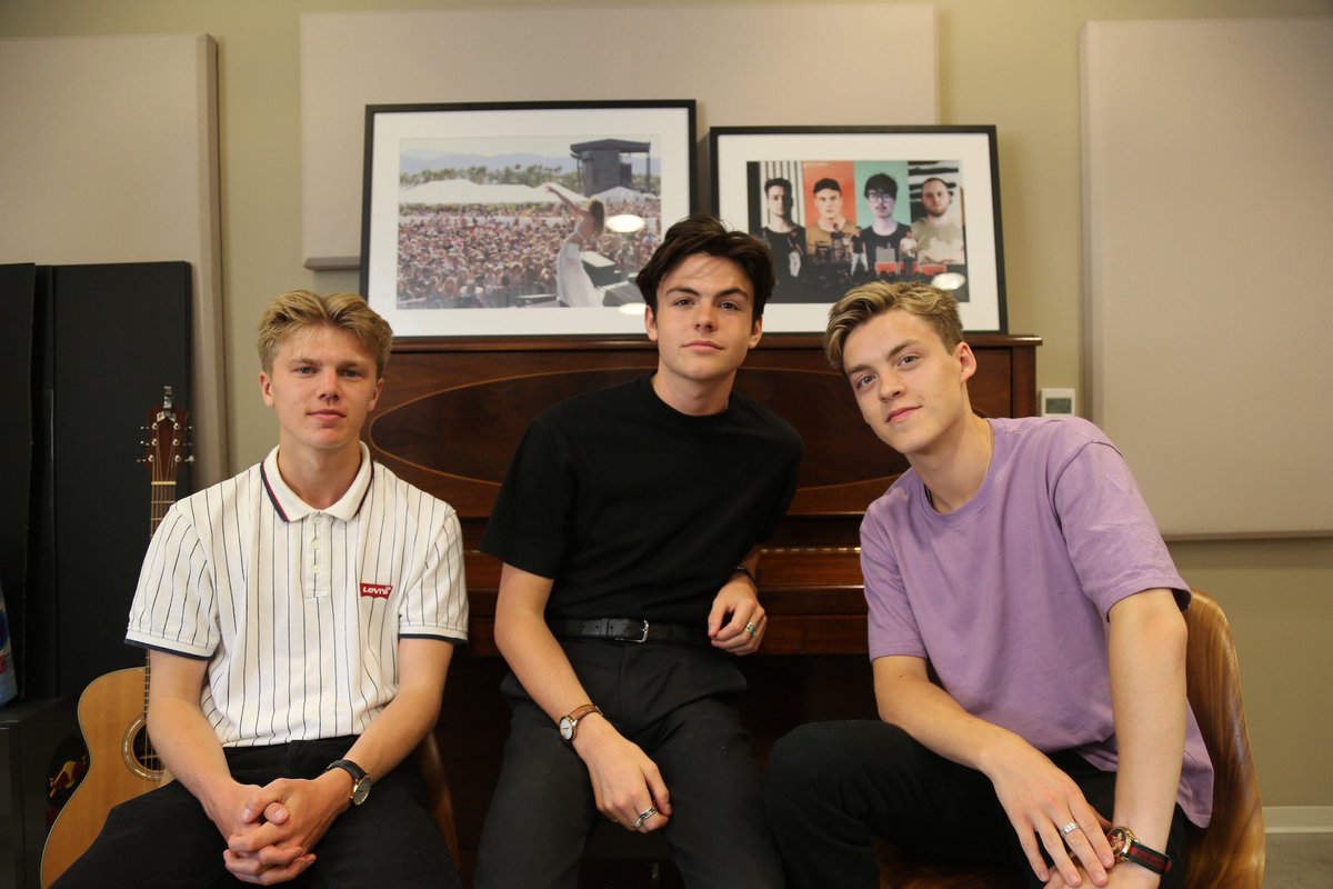 wallswithlouis's tweet photo. happy 8 years to my favourite little band ever. i’ve only been stanning you guys for a couple of years but i can honestly say that they’ve been the best years of my life. thank you for everything you do for us on a daily basis. it never goes unappreciated 🤍 #8YearsOfNHC https://t.co/xfv273q3dv