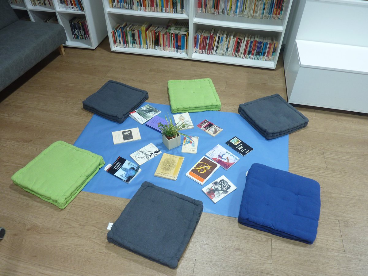 Llegir poesia i tenir cura de les plantes és viure. Aquesta tarda, en el taller de Biblioteca, hem preparat uns poemes plastificats per penjar a les jardineres del pati.
Volem crear un racó de benestar i lectura. Esperem que us agradin.