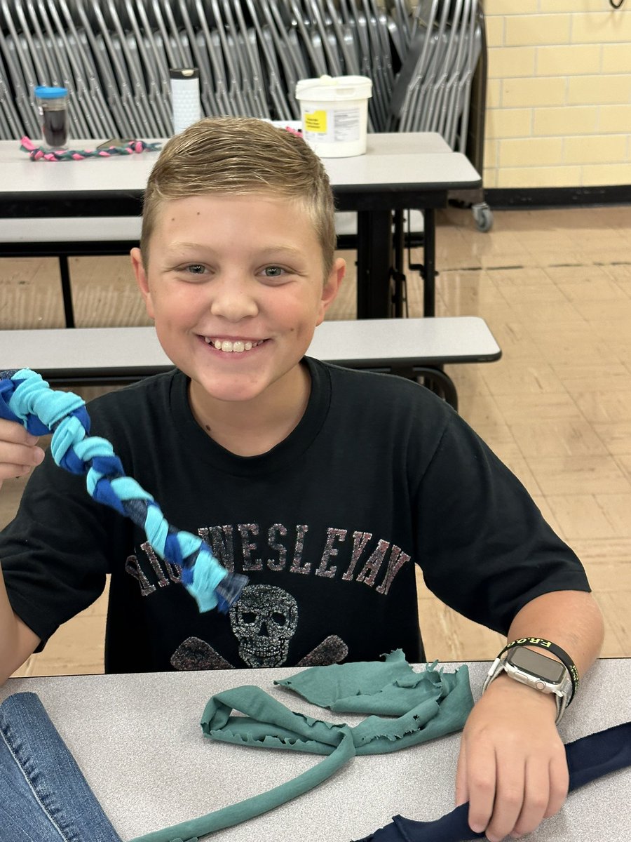mrykowski1's tweet photo. Thanks Student Council for helping dogs at the Franklin County Animal Shelter by making dog chew toys @wcsdistrict #Itsworthit https://t.co/QgDbuz507w