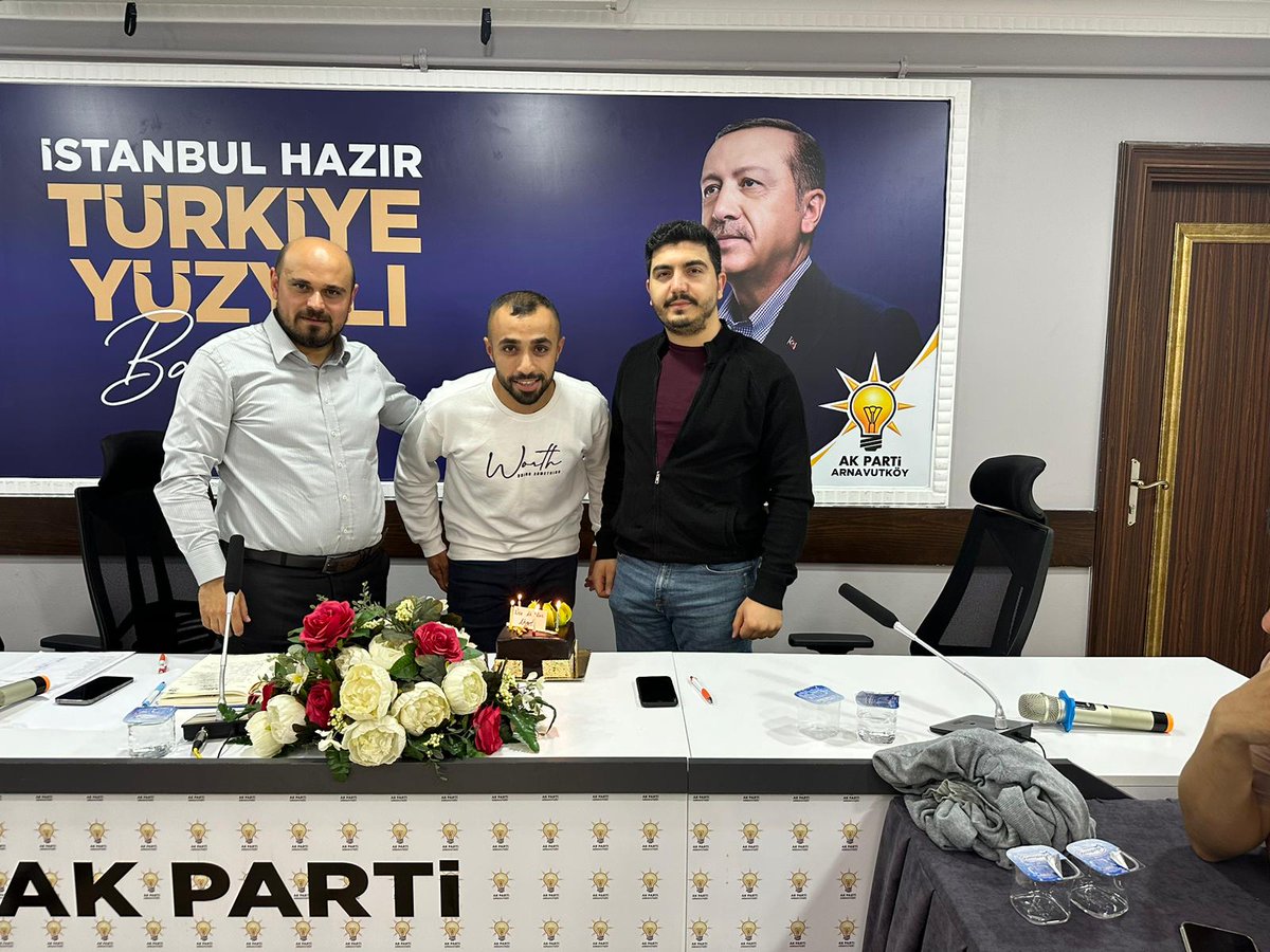 akgncarnavutkoy's tweet photo. Gençlik Kolları Başkanımız @ercandoner58  İl Sorumlumuz @habibarut katılımı ile haftalık olağan Yönetim kurulu toplantımızı gerçekleştirdik.
İlçe yönetim kurulu üyemiz Ahmet zerey Başkanımızında doğum gününü kutladık nice AK Yıllara.
 
Toplantımız Hayırlara vesile olsun. 🇹🇷 https://t.co/6ocpCISohM