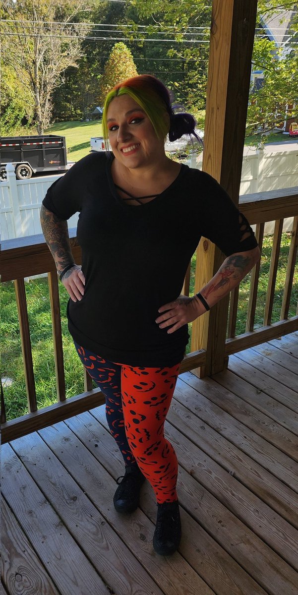 SCFW Day 3 is orange day!! Felt like the perfect day for some spooky season leggings to match my spooky season hair!! ...had a yummy french toast bar and still all the snacks and coffee! 
<a href="/JCDreamTeam/">Johnson City Call Center</a> 
#SCFW2023 #MBCGoodStuff #LifeAtATT