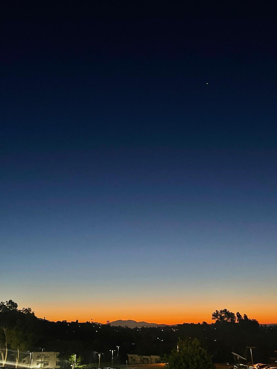 The view our @calstatela cadets saw this morning at PT 😍 📷: LT Carrigan #sunrise #goodmorning #calstatela #csula #ucla #armyrotc #bruinbn #leadershipexcellence #leadersmadeheresince1920