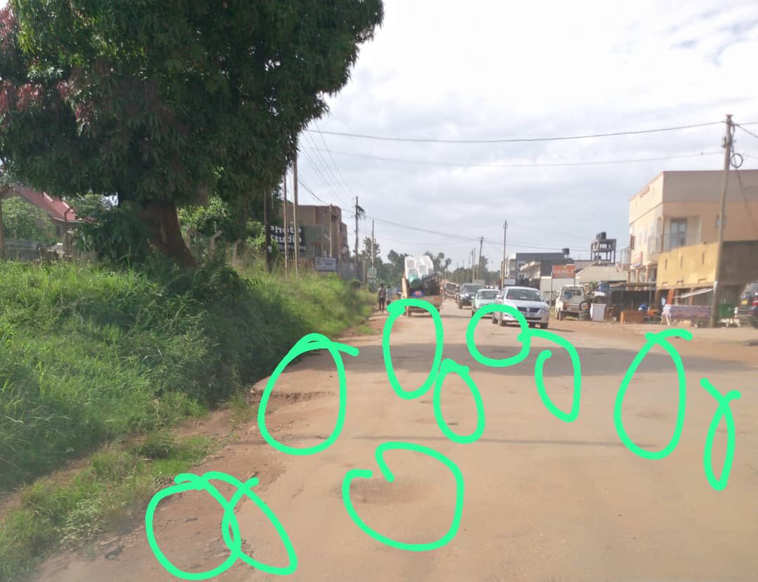 nickmwes's tweet photo. @nsunak @LBulago @KCCAUG @kasyate Imagine you are carrying a pregnant woman going into labour, can you reach labour ward? Or gets sorted here 😂😂😂😂 https://t.co/jte3WXNdIs