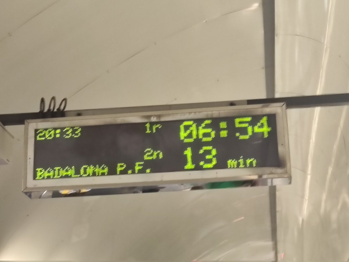 r_f_s_ns's tweet photo. La freqüència al metro de Barcelona ja ha caigut fa temps en picat. Amb la reducció de personal prevista serà encara més escandalós. Mereixem un servei digne. 7 minuts i 30 segons (he trigat a treure el mòbil) d'espera a les 20.30 d'un dia feiner no és raonable, @TMBinfo #sosTMB https://t.co/3ycc738mnN
