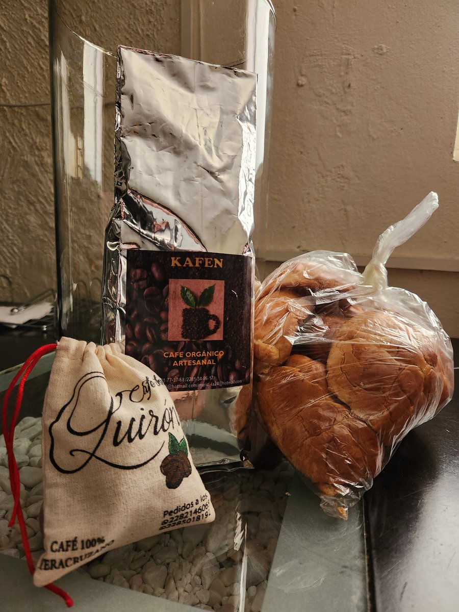 Narsil_RG's tweet photo. Ayer tuve la oportunidad de conocer a una de mis Axolotitas y me dio regalitos!! 😋☕️

Mi adicción al café está feliz jaja.

Las TKM mis niñas 😁 #GoStrAXO https://t.co/2bVjXfDiYt