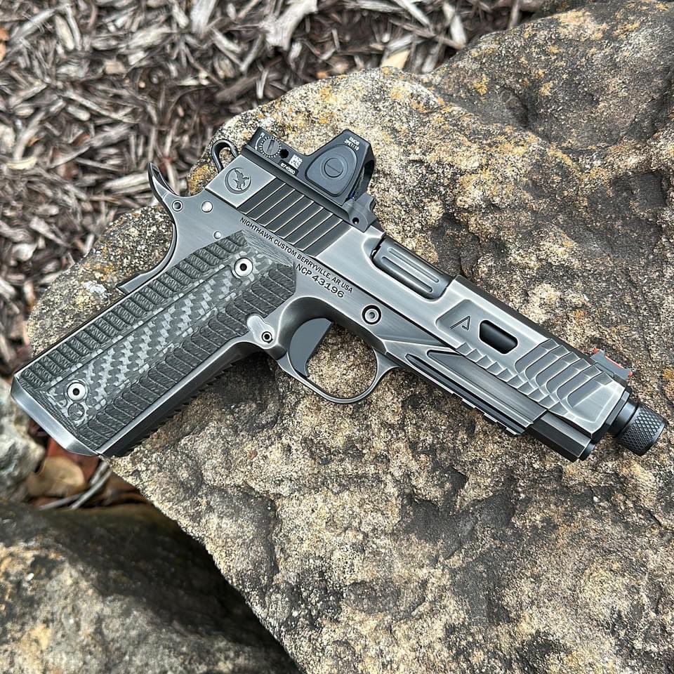 NighthawkCustom's tweet photo. Not a bad angle! 🔥 

Agent 2 Commander- IOS, Smoked Nitride, Threaded Barrel, Carbon Fiber Grips, and Trijicon RMR. 

#NighthawkCustom #Agent2 #NighthawkCustomAgent2 #HandBuilt #Custom1911 #OneGunOneGunsmith https://t.co/Ol8D2ytLM1