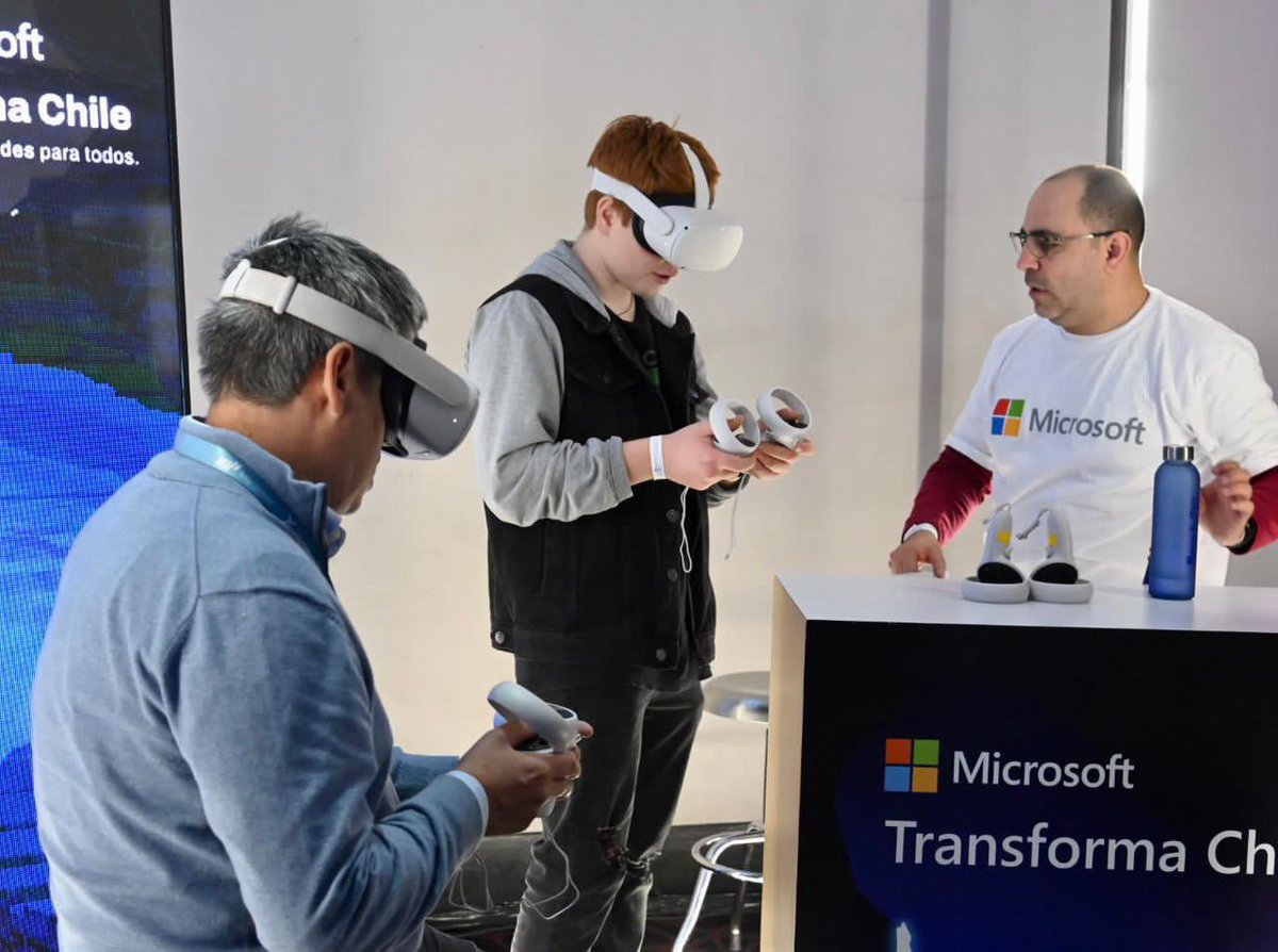 Nuestra prioridad es acortar la brecha digital en la #RM. Estamos implementando 3 medidas concretas: lograr que la banda ancha llegue a toda la región; capacitaciones a mujeres para que se inserten en el mundo digital e impulsar la electromovilidad. Vamos por un #Stgo + digital.