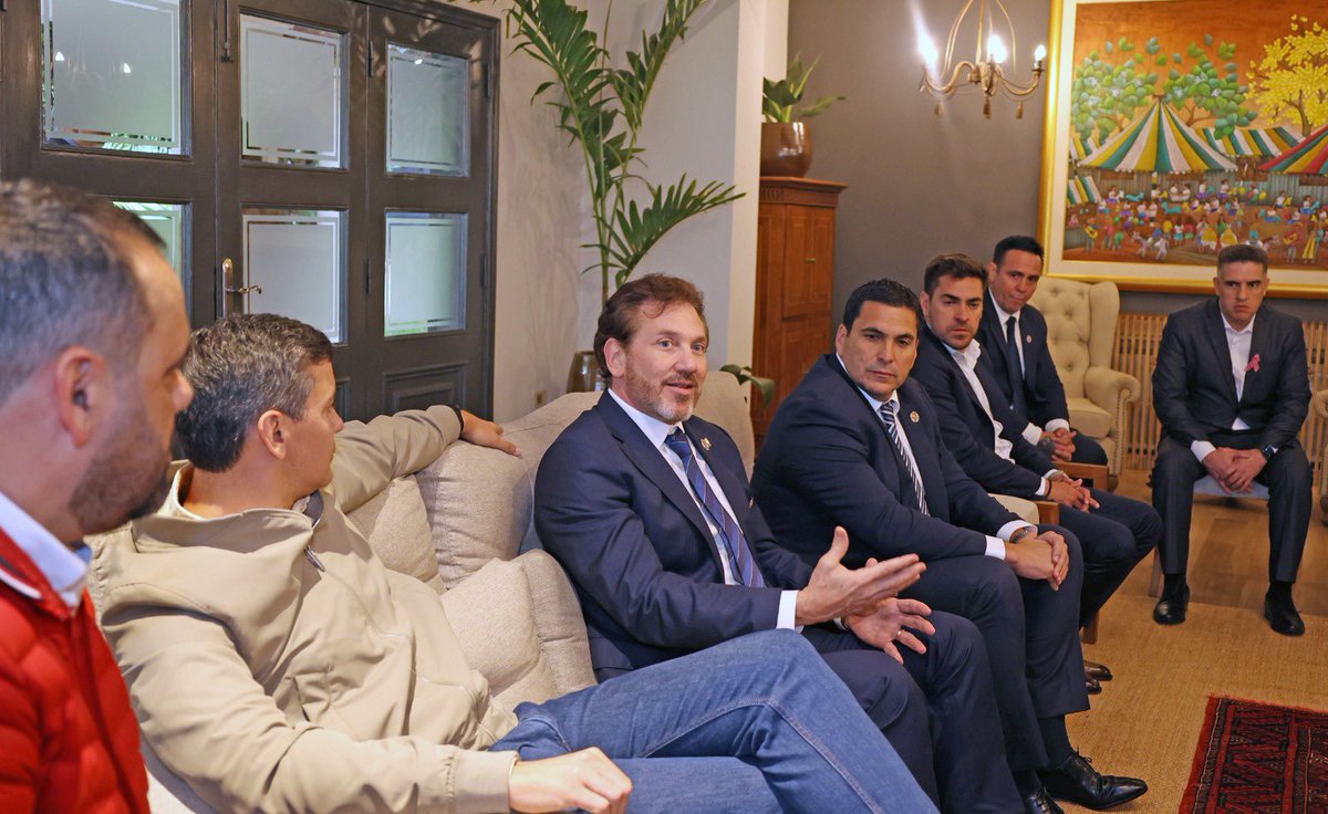 SantiPenap's tweet photo. ¡Paraguay se prepara para brillar a nivel mundial! Recibí la visita de Alejandro Domínguez, presidente de Conmebol, Robert Harrison, presidente de la APF, Ignacio Alonso, presidente de la Asociación Uruguaya de Fútbol y Claudio Tapia, presidente de la Asociación Argentina de Fútbol para planificar lo que será el gran desafío del #MundialCentenario 2030.