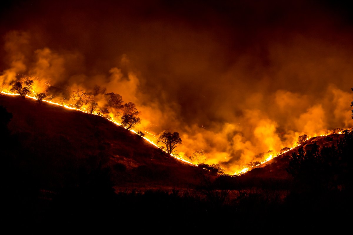 #ResearchNews: A new NCAR study shows that large wildfires occurring simultaneously will become more common during fire seasons in the Western U.S. 

Researchers created simulations using a set of advanced regional & global climate models, including simulations from NWSC. 1/