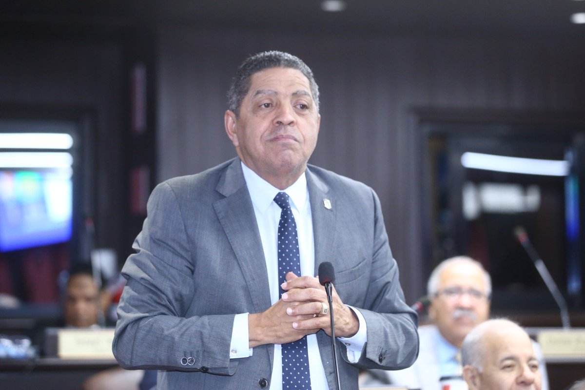 DiputadosRD's tweet photo. El diputado Francisco Javier Paulino (@FrankJPaulino) explica que la oposición en cada momento cuestiona el aumento o la disminución de la deuda; dice que en relación al PIB la deuda ha disminuido. Afirma que el monto de la deuda si ha crecido, porque todo lo adeudado en años anteriores hay que pagarlo, pero que en torno al PIB, sí ha disminuido de manera proactiva. Solicita el voto favorable para este proyecto. #DiputadosRD