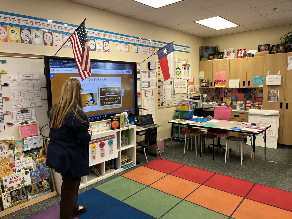 “My mind is blown!” Ts are loving @DiscoveryEd activity calendars, Fix-it, and blending. We had a great Tech Day @Parkview_Elem thanks for another great day! #emsproud