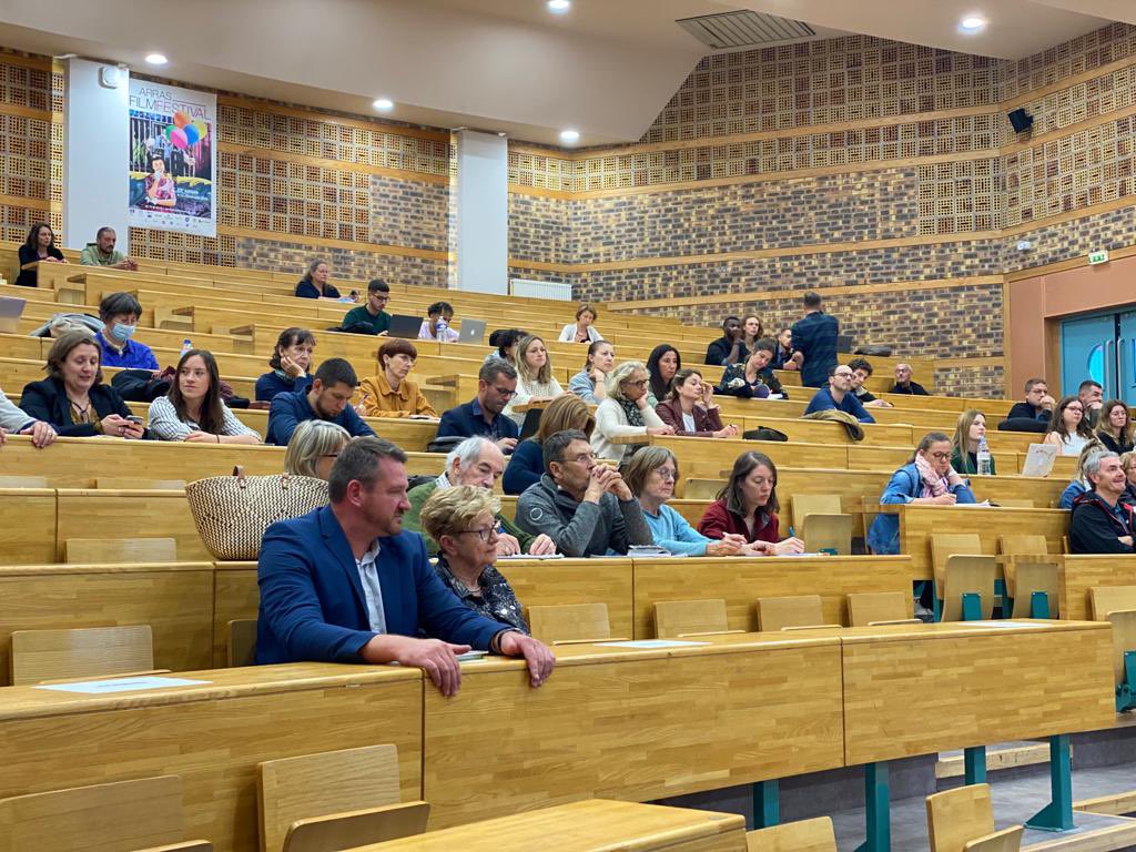 <a href="/cedelm/">Cedric Delmotte</a> 🤝 Ce soir, se tenait également une conférence autour de l’ESS à l'Université d'Artois à Arras. 

👉 Une conférence organisée par la BGE et la CUA, qui répondait à la question : "Pourquoi l'ESS est un modèle d'avenir pour répondre aux enjeux sociaux et écologiques ?"