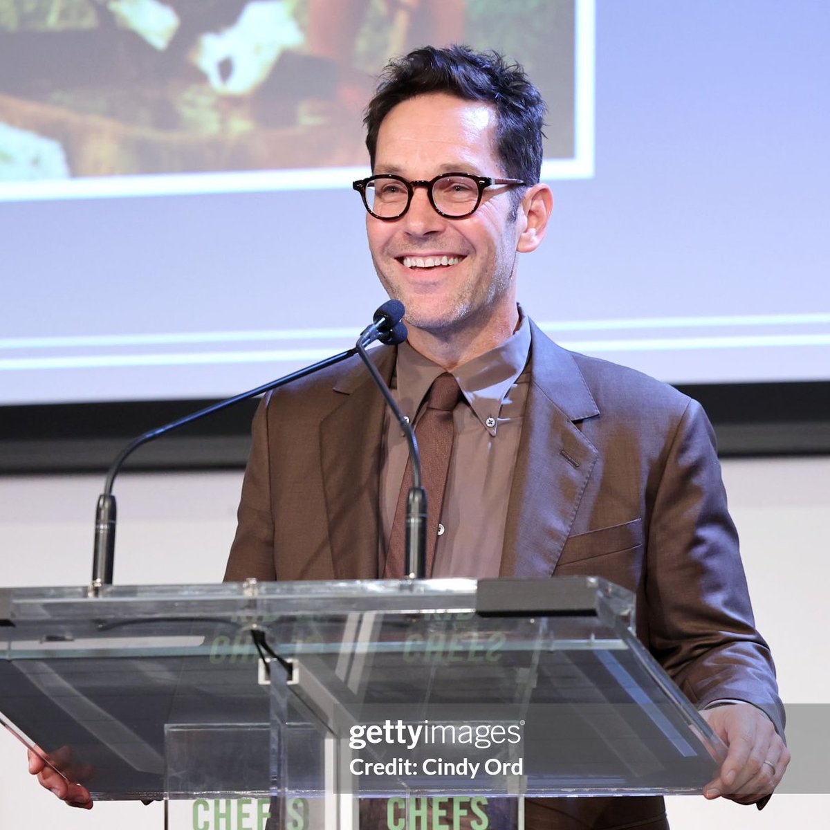 philsadelphia's tweet photo. EVERYONE FREEZE PAUL RUDD WENT OUT IN PUBLIC AGAIN https://t.co/AmodtAx6Ag