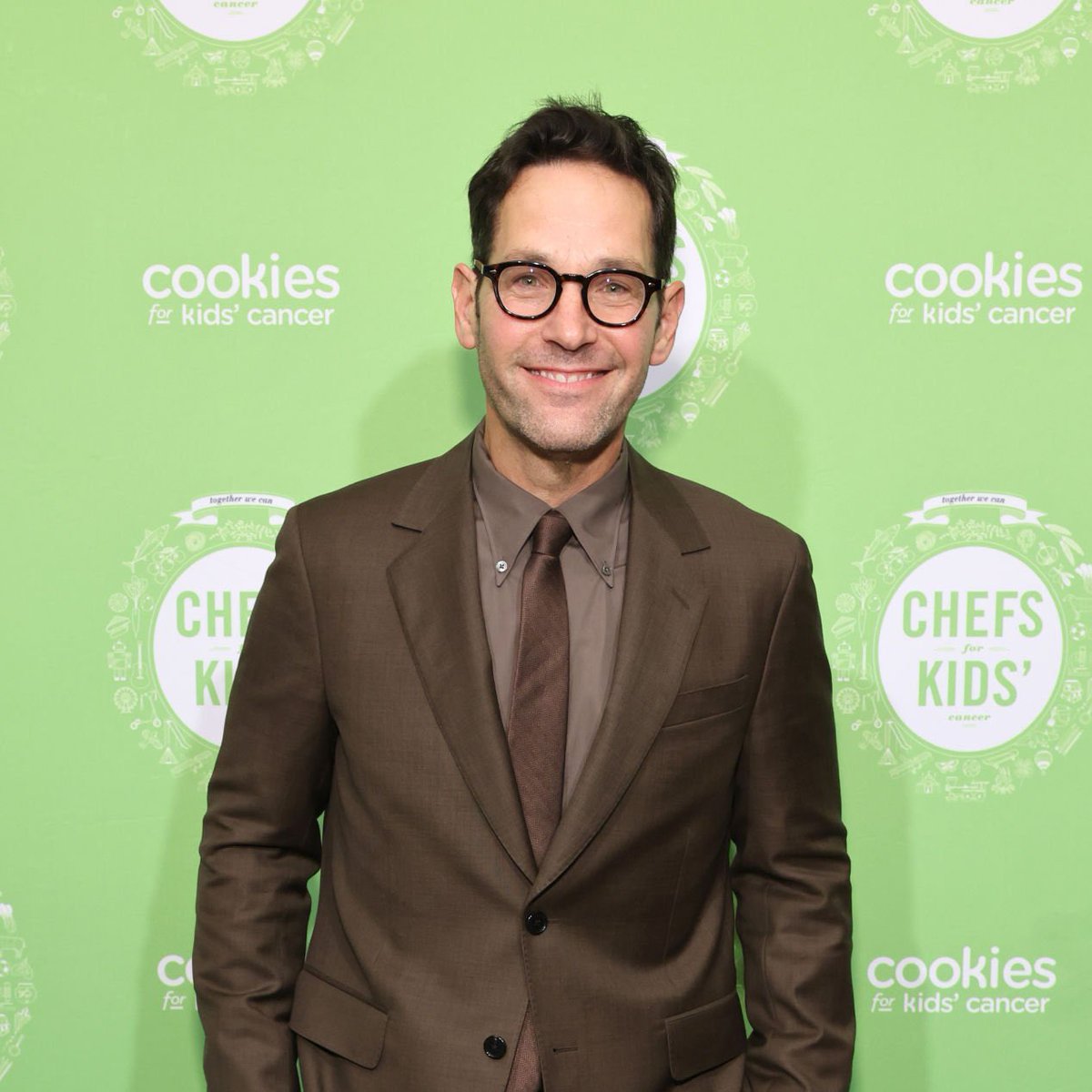 philsadelphia's tweet photo. EVERYONE FREEZE PAUL RUDD WENT OUT IN PUBLIC AGAIN https://t.co/AmodtAx6Ag