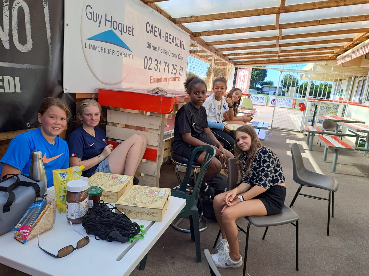 LCBOFootball's tweet photo. ⚽️ 𝙅𝙊𝙐𝙍𝙉𝙀́𝙀 𝘾𝙊𝙃𝙀́𝙎𝙄𝙊𝙉
Le week-end dernier nos féminines ont réalisé leur journée cohésion ! 🥰
Nos jeunes joueuses ont profité d’un goûter ainsi qu’une séance conviviale sur l’honneur ! 😁
#bsof #féminine #foot #football #Journée #cohésion #terrain #championne https://t.co/UhsEYLWKsH