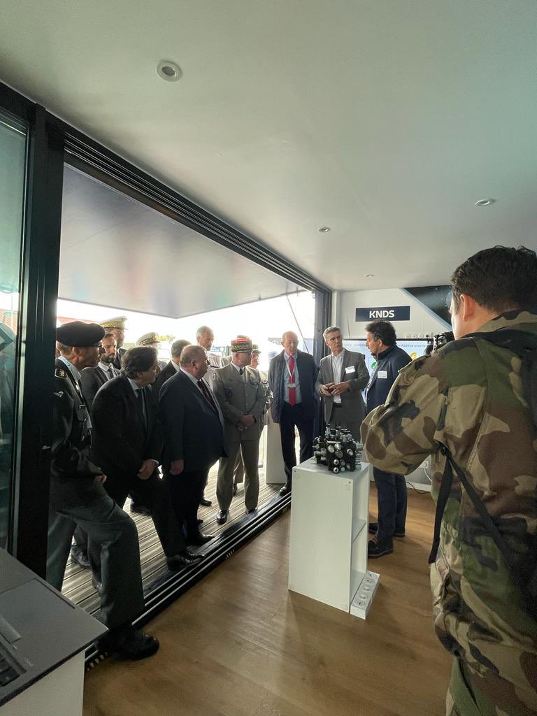 KNDS_France's tweet photo. Fin d'une première journée bien remplie sur le #FED2023 ! Nous avons eu le plaisir d'accueillir sur notre stand extérieur @echiva (@DGA), le général de corps d’armée Christian Jouslin de Noray (@MCO_Terre), le lieutenant-général Frédéric Goetynck (@DGMR_News) et @d_restino (@CCI_Paris_IdF) afin de leur présenter nos innovations en matière de #MCO.